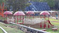Ada pula air terjun buatan yang dinamakan Air Terjun Niagara. Tentu ini hanya replikanya saja (Ragil/detikcom) 