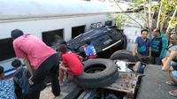 Tertabrak Kereta di Merak, Mobil MPV Terjepit di Antara Gerbong dan Rumah