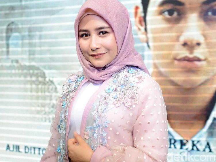 Jelang Puasa Prilly Latuconsina tampil Berhijab, Ada Apa?