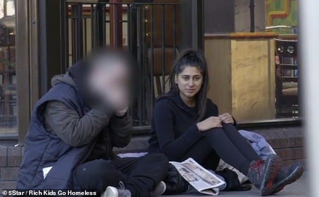 Hidup di jalan dengan jadi gelandangan membuat Rukaya kelimpungan. Belum lagi dia menerima pelecehan. Mulai dari dibelai tangan dan rambutnya sampai ditawar tidur dengan pria hidung belang. Foto: dok. 5Star Rich Kids Go Homeless