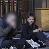 Hidup di jalan dengan jadi gelandangan membuat Rukaya kelimpungan. Belum lagi dia menerima pelecehan. Mulai dari dibelai tangan dan rambutnya sampai ditawar tidur dengan pria hidung belang. Foto: dok. 5Star Rich Kids Go Homeless