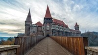 Kastil Corven terkenal karena menjadi rumah bagi Vlad III yang menjadi inspirasi lahirnya kisah Dracula dalam novel berjudul sama karya Bram Stoker. Kastil bergaya Gothic Renaissance ini disebut menjadi rumah bagi banyak makhluk tak kasat mata dan sering menjadi lokasi uji nyali para pencari hantu. Istimewa/Stefan Cristian Cioata/Getty Images via www.architecturaldigest.com.