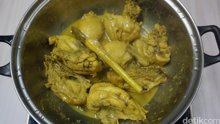 Ayam goreng bumbu kuning