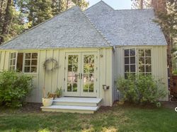 Mengintip Rumah Ratusan Miliar Zuckerberg di Tepi Danau