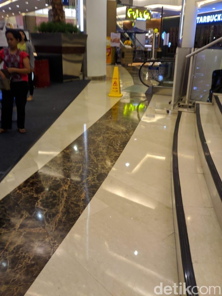 Wanita yang Tewas Loncat di Emporium Mall Pluit Sudah Dievakuasi Wanita yang Tewas Loncat di Emporium Mall Pluit Sudah Dievakuasi