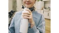 Dara kelahiran 15 April 1997 ini memiliki hobi kulineran seru. Ia juga banyak membagikan momen kulinerannya di instagram. Foto: instagram @maisie_williams