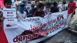 Aksi Pendemo Bakar Ban di Depan Gedung KPK