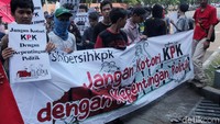 Unjuk rasa dilakukan di depan gedung KPK, Jakarta, Jumat (3/5/2019).