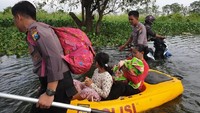 Banjir merendam sejumlah kecamatan di Gresik, Jawa Timur. Banjir disebabkan dari meluapnya Sungai Lamong. Petugas kepolisian Gresik pun membantu warga untuk dievakuasi ke tempat yang lebih aman. Foto: Istimewa.