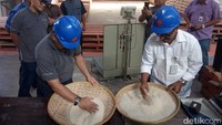Adapula, bawang merah dengan jumlah stok 26,32 ton, dan 0,80 ton untuk bawang putih.