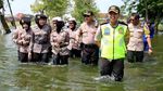 Aksi Heroik Polisi Bantu Evakuasi Korban Banjir di Gresik
