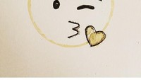 Emoji cium ini pun jadi bahan kreativitas Stefan. Dari ratusan karyanya, Stefan sudah membuat buku yang menampilkan lukisan-lukisan terbaiknya. Foto: Instagram thecoffeemonsters