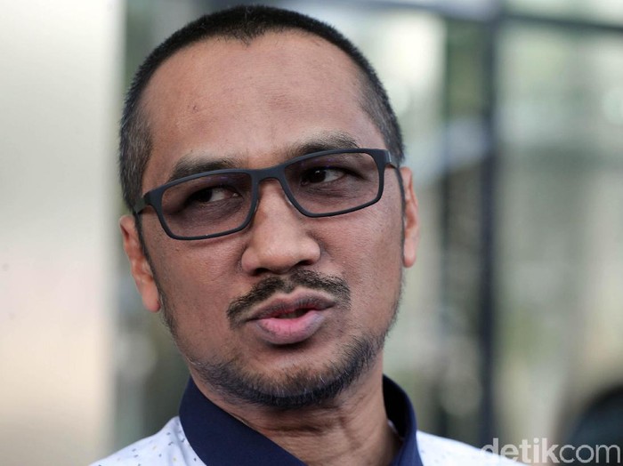 Mantan pimpinan KPK Abraham Samad mengunjungi KPK. Kedatangannya untuk membahas persoalan internal yang tengah menghangat di tubuh lembaga antirasuah itu.