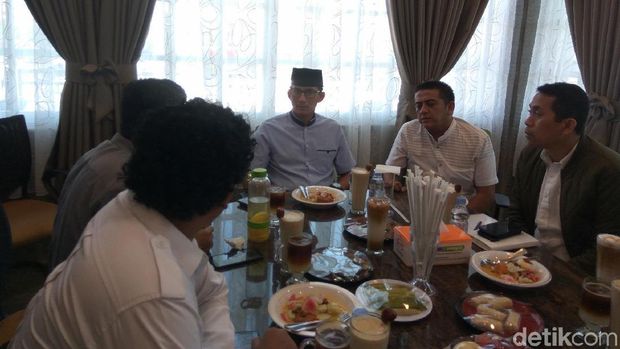 Tiba di Aceh, Sandiaga Dijamu dengan Mie dan Jus Kurma