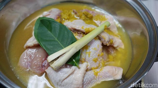 Ayam goreng bumbu kuning