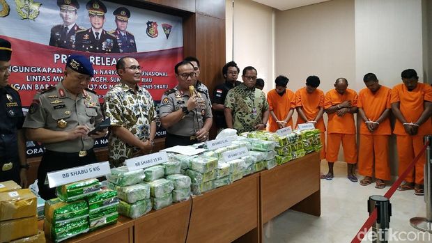  Bareskrim Polri bersama Direktorat Polisi Air Baharkam Polri serta  Bea dan Cukai menggagalkan penyelundupan 137 kilogram sabu asal Malaysia