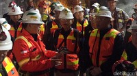 Jonan juga blusukan hingga ke dalam kawasan tambang yang terlihat agak gelap dengan mengandalkan pencahayaan dari lampu di dinding tambang.