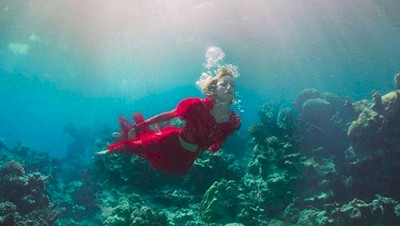 Foto: Liburannya Anja Rubik, Model Polandia yang Peduli Laut