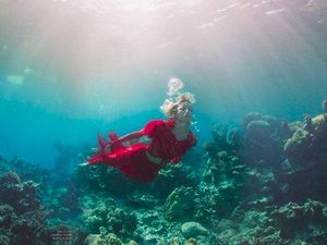 Foto: Liburannya Anja Rubik, Model Polandia yang Peduli Laut