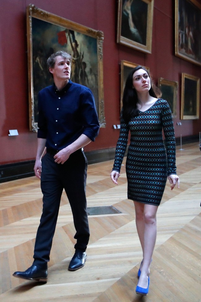 Sebelum bermalam, keduanya diajak tur untuk melihat-lihat galeri sepanjang 37 kilometer, yang menampung sedikitnya 35 ribuan karya seni. Foto: Reuters