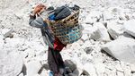 Potret Gunung Everest dan Masalah Tinja Pendaki