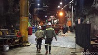 Untuk masuk ke tambang bawah tanah, harus menggunakan perlengkapan standar seperti rompi berwarna oranye terang, sepatu boot karet, topi dengan lampu dan sabuk yang dilengkapi ‎dengan baterai lampu, serta alat keamanan untuk bernafas.