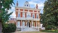 Hay House berlokasi di Macon, Georgia. Bangunan dengan gaya Revival Renaissance Italia itu tak hanya menawan tetapi juga berhantu. Konon katanya ada roh yang tinggal di lantai tiga bangunan tersebut lho. Istimewa/Richard Ellis/Alamy via via www.architecturaldigest.com.