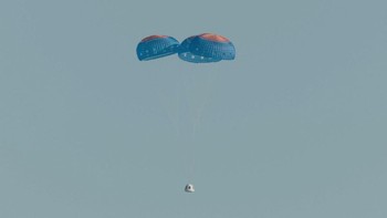 Sekitar 3 menit setelah roketnya mendarat, giliran kapsul New Shepard kembali menuju Bumi. Foto: Reuters