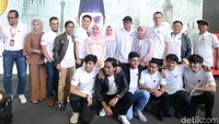 Prilly Latuconsina dan para pemain film Negeri 5 Menara saat ditemui di kawasan Gatot Subroto, Jakarta Selatan pada Kamis (2/5). Pool/Ismail/detikFoto.