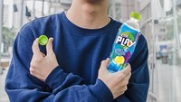 Gantengnya! Ice terlihat sedang menikmati minuman botol dingin merek Thailand. Nampaknya ia adalah model iklan untuk minuman ini. Foto: Instgram@icepariss