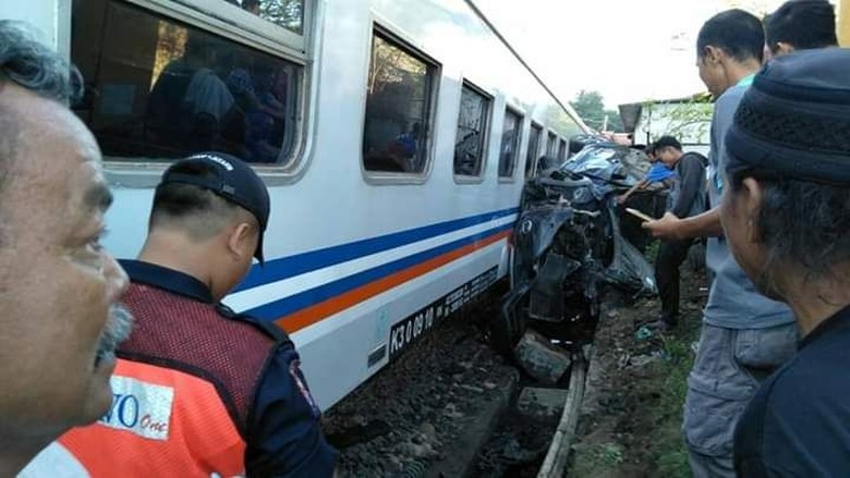 Tertabrak Kereta di Merak, Mobil MPV Terjepit di Antara Gerbong dan Rumah Tertabrak Kereta di Merak, Mobil MPV Terjepit di Antara Gerbong dan Rumah