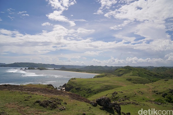Dari atas Bukit Merese traveler bisa melihat kawasan Tanjung Aan. Jika kuat, harus kelilingi semua hamparan bukit dan turun ke pantainya ya. (Syanti/detikcom) Dari atas Bukit Merese traveler bisa melihat kawasan Tanjung Aan. Jika kuat, harus kelilingi semua hamparan bukit dan turun ke pantainya ya. (Syanti/detikcom)