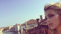 Saat Anja Rubik berada di Venesia, Italia (anja_rubik/Instagram)