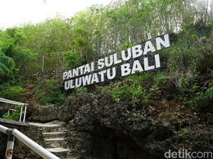 Gerbang Karang Menuju Surga Surfing di Pantai Suluban