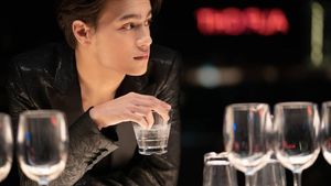 Pose Keren Ice Paris Intarakomalyasut Saat Makan dan Masak Bareng Sang Ibu