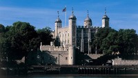 Tower of London menjadi salah satu objek wisata populer di Inggris. Dibangun pada tahun 1070 oleh Wiliam Sang Penakluk, benteng ini menjadi saksi bisu kematian sosok-sosok legendaris dalam sejarah kerajaan Inggris, salah satunya adalah Anne Boleyn, yang penampakan tanpa kepalanya dikatakan menghantui ruang-ruang suci menara. Istimewa/Getty Images via www.architecturaldigest.com.
