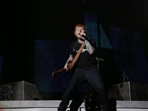Berbaju Timnas, Ed Sheeran Tutup Konser di Jakarta