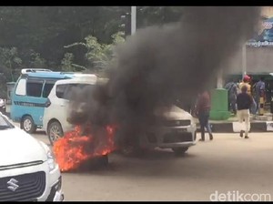 Minta Wakil Walkot Kendari Dilantik, Massa Bakar Ban di Tengah Jalan