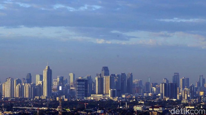 Pemandangan gedung bertingkat di Jakarta, Jumat (3/5/2019). Pertumbuhan gedung tinggi di Jakarta terus meningkat. Menurut data The Skyscraper Center, jumlah gedung bertingkat di ibu kota Jakarta saat ini mencapai 382 gedung. Sebagian besar atau 42 persen dari gedung-gedung pencakar langit memiliki ketinggian di atas 150 meter umumnya digunakan untuk perkantoran.