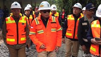 Pantauan di lokasi tambang, Jonan mengenakan perlengkapan keamanan yang melekat di tubuhnya, mulai dari rompi orange, hingga helm pelindung kepala berwarna putih. 