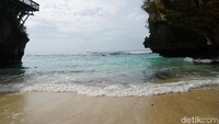 Pantai Suluban berada di Desa Pecatu, Uluwatu, Kuta Selatan, Bali. Traveler bisa datang ke sini dengan motor atau mobil (Syanti/detikcom)  