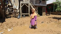 Usai diterjang banjir bandang yang terjadi pada Jumat (26/4/2019) lalu Desa Ginting kini direndam lumpur.