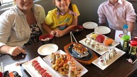 Tuh kan Lexi memang penggemar sushi. Ada banyak sushi yang dipilihnya. Mulai dari salmon sushi hingga sushi roll. Foto: Instagram lexi_rabe