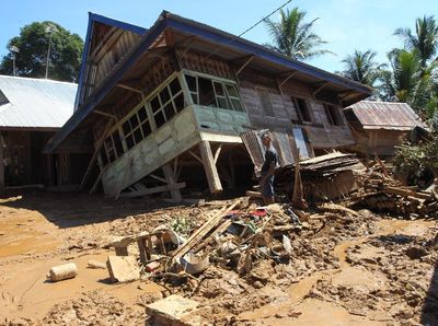 Lumpur Rendam Desa di Bengkulu Pasca Banjir Bandang