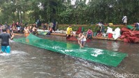 Seorang warga Getasan, Margiyono, datang sejak pagi untuk mencuci karpet masjid (Aji Kusuma/detikcom)
