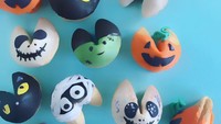 Happy Halloween folks! Have a fangtastic one!, tulisnya saat mengunggah fortune cookies ini. Kreatif banget, ya! Foto: Instagram rymondtn