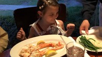 Lexi juga penyuka seafood. Capit kepiting ini jadi pilihannya saat santap malam bersama keluarga. Foto: Instagram jessicasrabe Foto: Instagram lexi_rabe