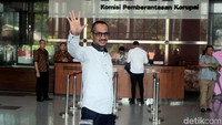 Mantan pimpinan KPK Abraham Samad menyambangi gedung KPK, Jakarta, Jumat (3/5/2019).
