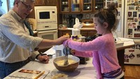 Sama seperti gadis cilik lainnya, Lexi juga suka bermain di dapur. Kali ini ia berusaha membantu seorang pria yang ia sebut pappy dalam membuat crepes. Foto: Instagram lexi_rabe