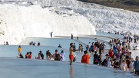 Mungkin kalau cuma kolam air panas biasa akan terlihat bosan. Selain bentuknya yang unik, wisatawan juga akan dibuat betah dengan pemandangan di ada di tawarkan saat berendam. (iStock)